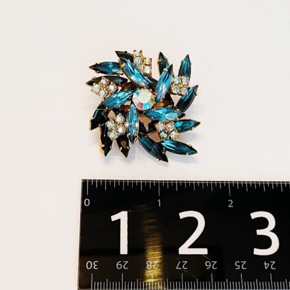 Beautiful Vintage Rhinestone Brooch - Picture 5 of 11